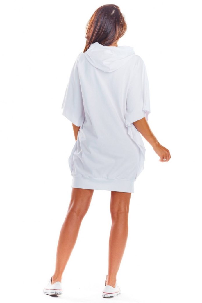 Sukienka Mini Z Kapturem I Obszernym Krótkim Rękawem - biała